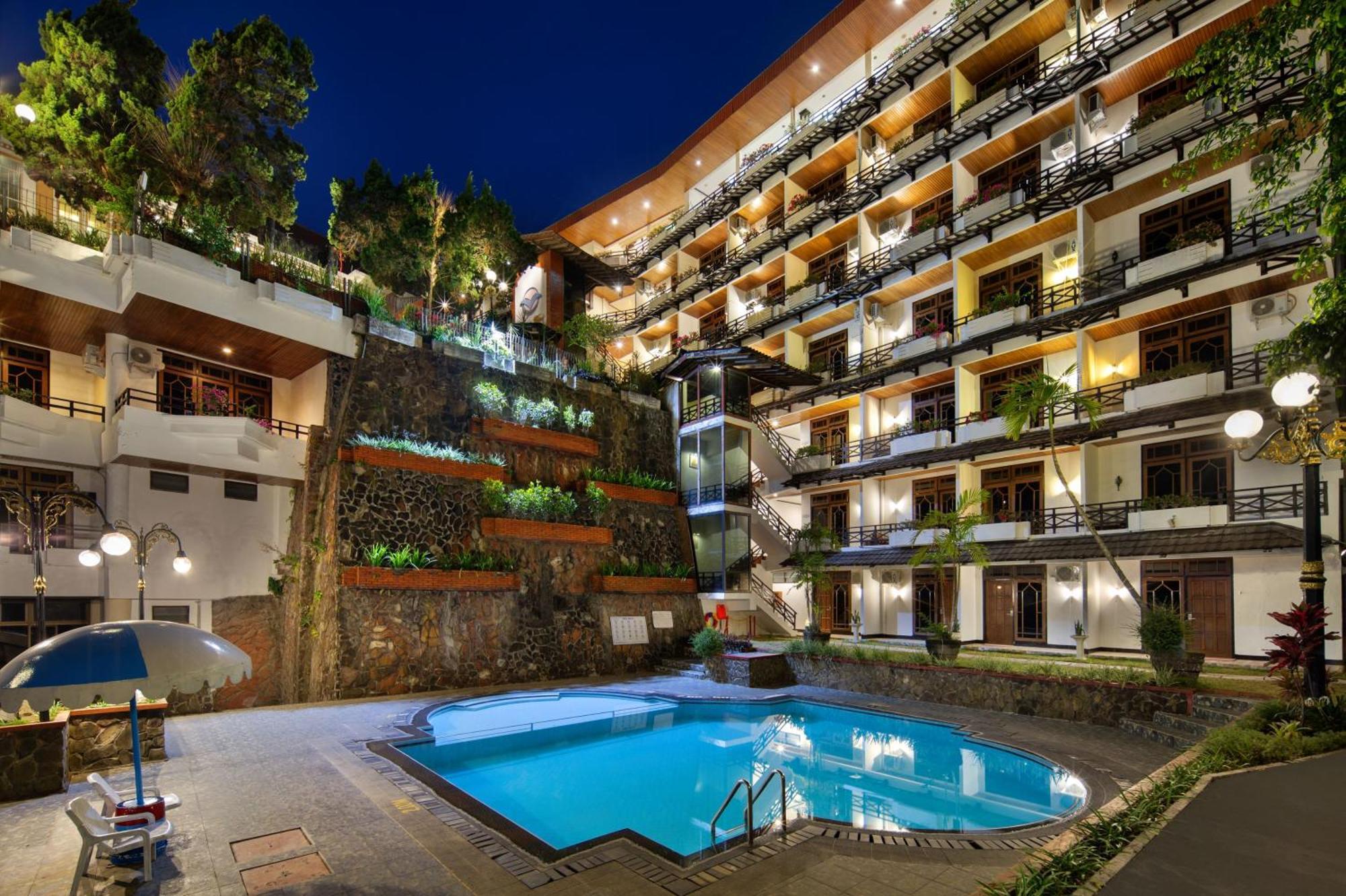 Royal Hotel Tretes Prigen Exterior photo