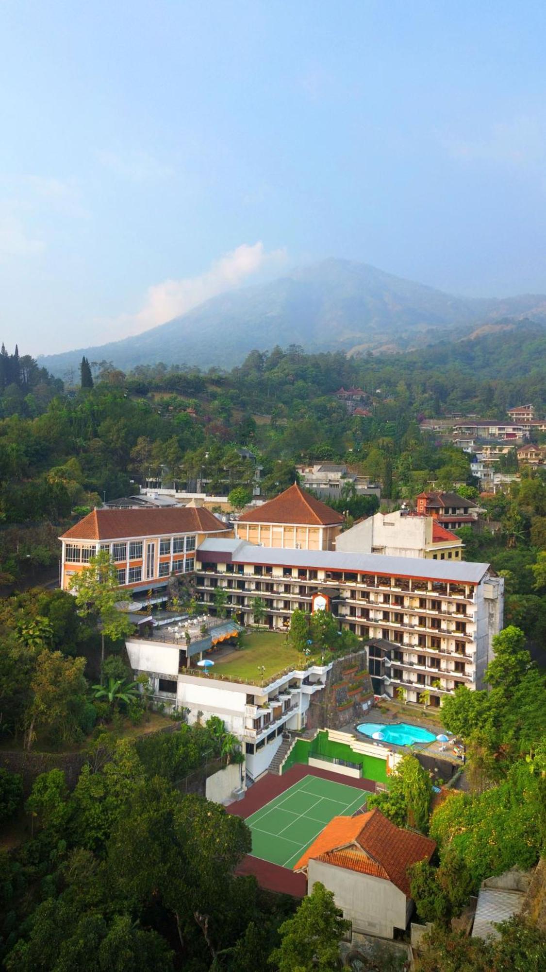 Royal Hotel Tretes Prigen Exterior photo